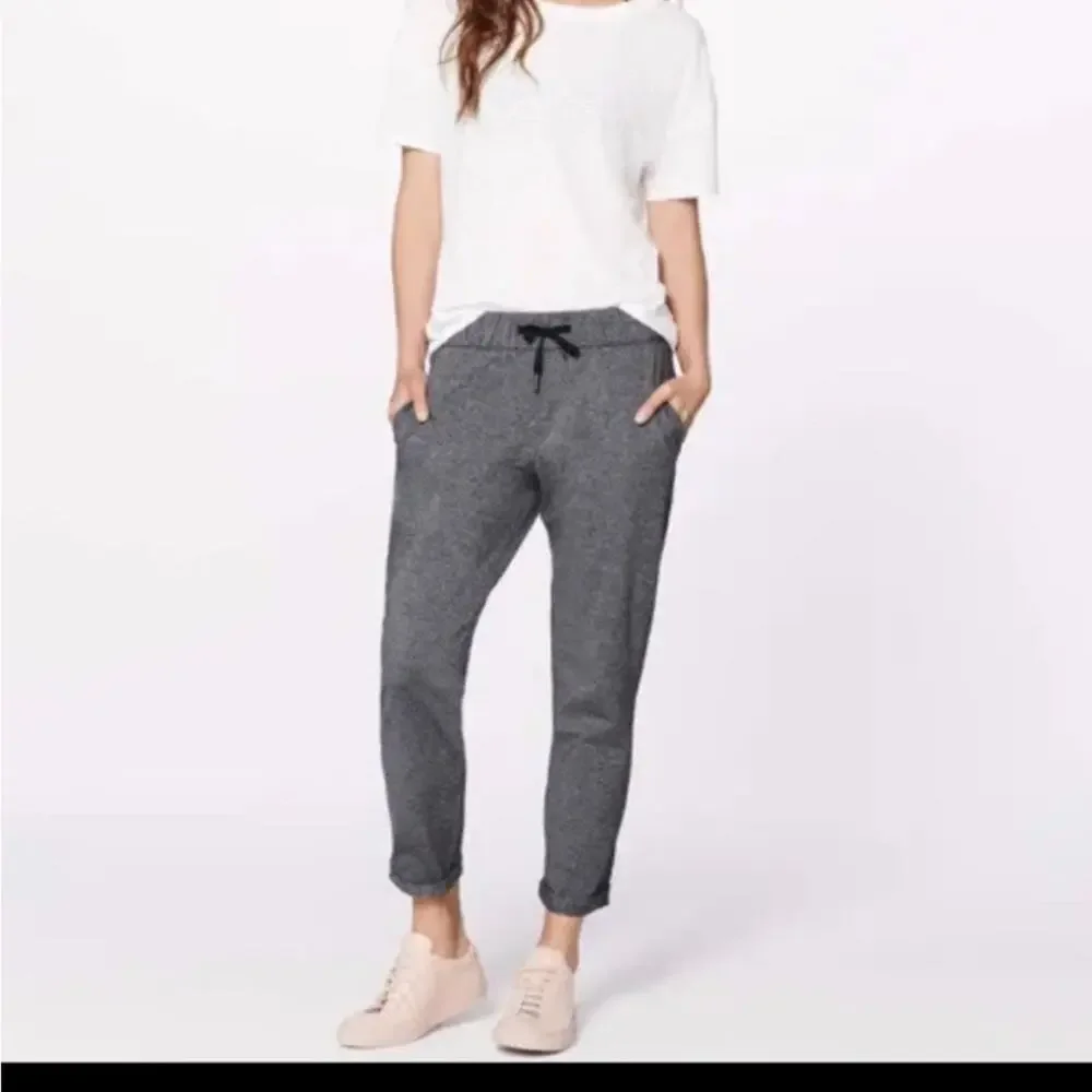 Lululemon On The Fly Heathered Gray Jogger Womens Size 8 Athleisure Comfy